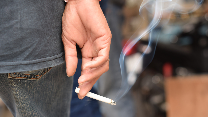 Ju mer man har rökt under sin livstid desto större risk för svår coronasjukdom. Foto: Shutterstock